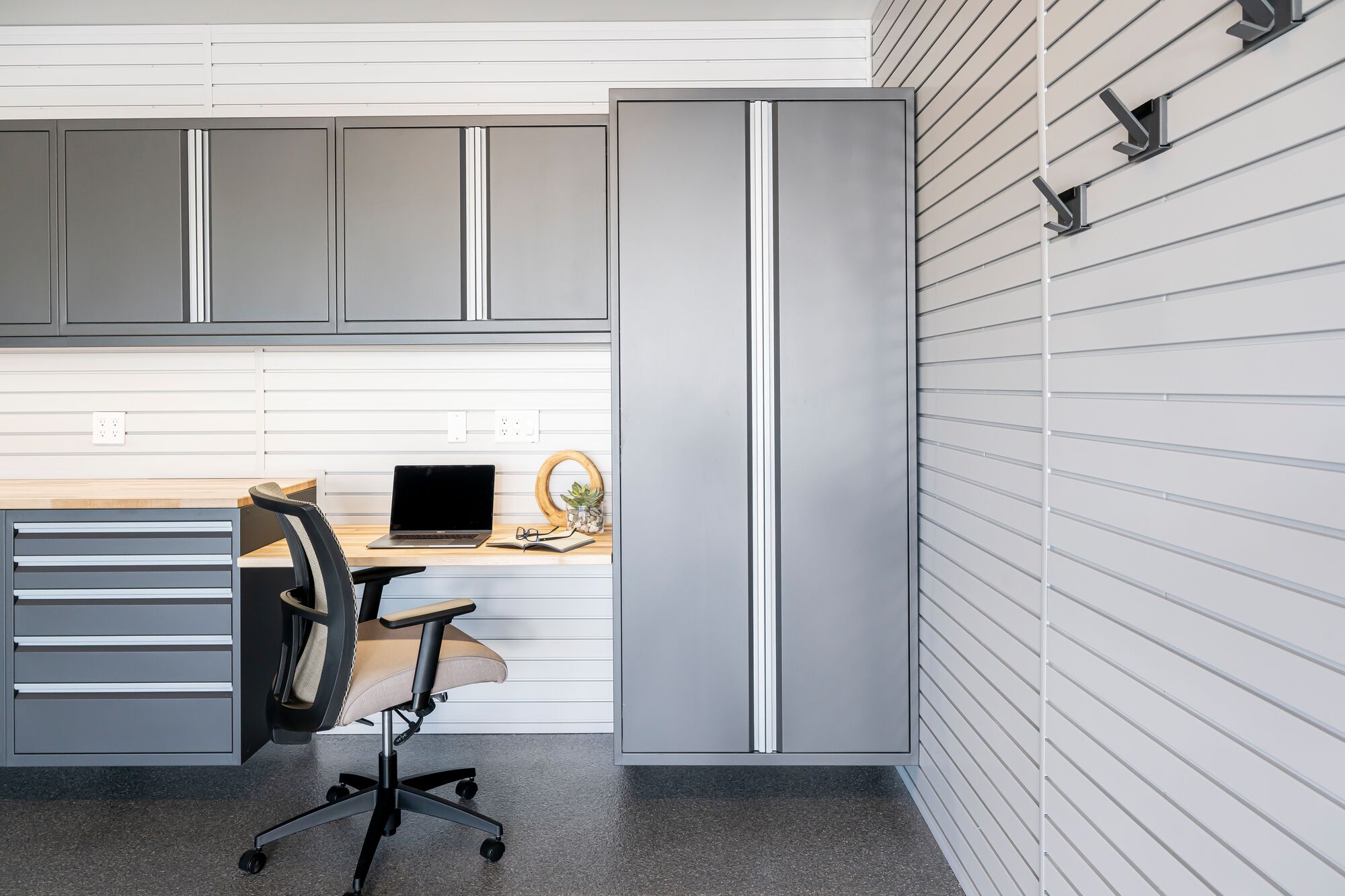 How To Convert Your Garage Into A Home Office   Small GL 20220318 Unret Palm JL91411 