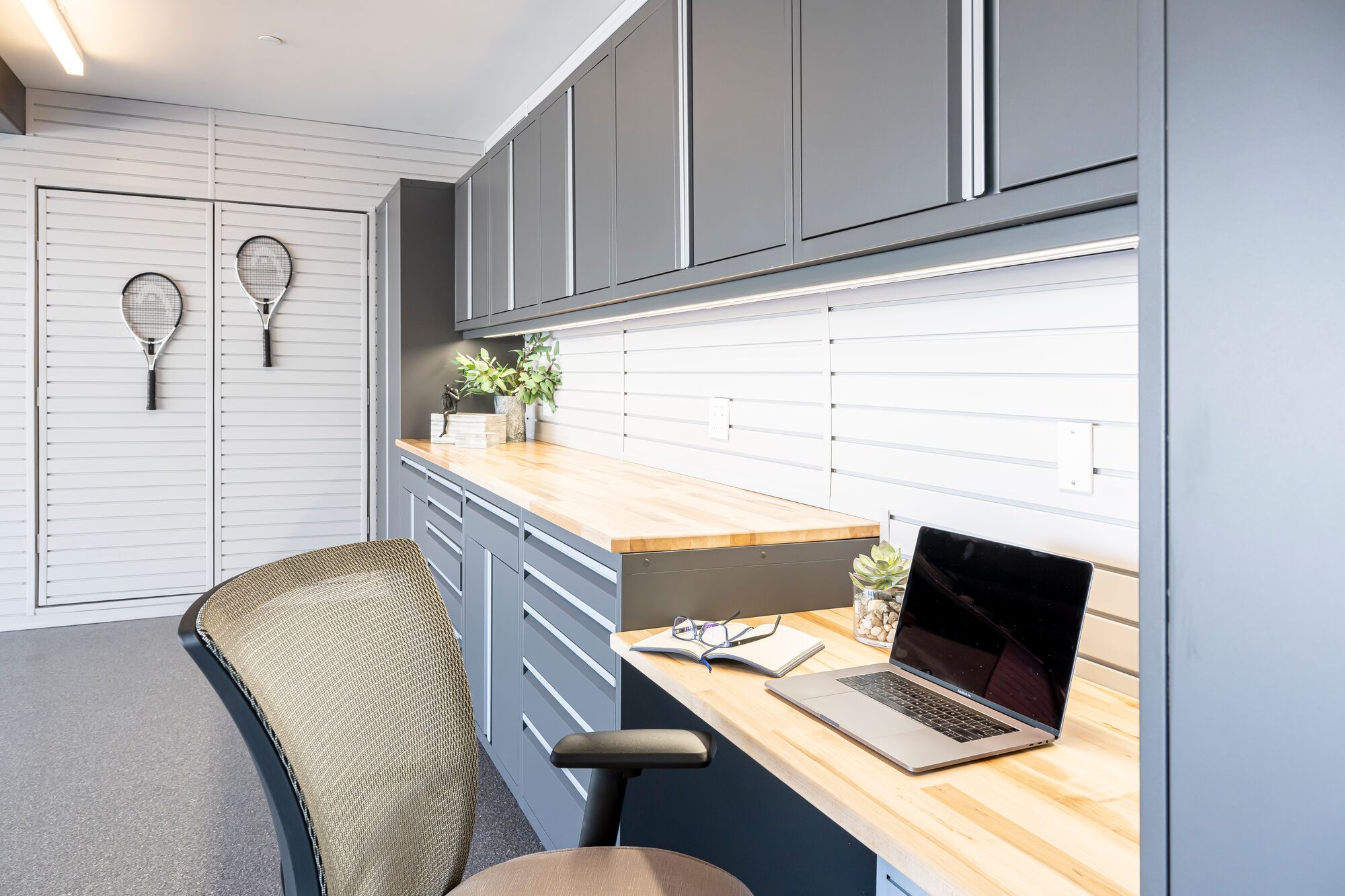 How To Convert Your Garage Into A Home Office   Small GL 20220318 Unret Palm JL91423 