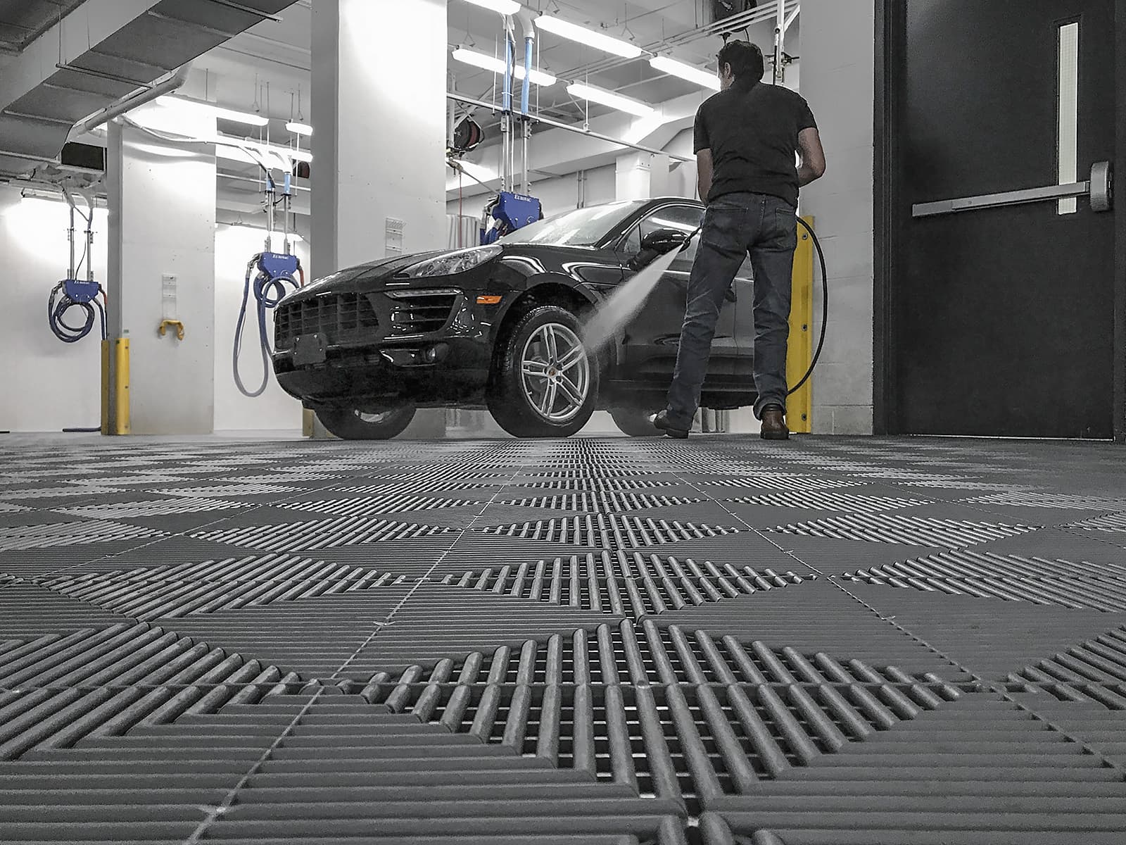 Interlocking garage store floor tiles